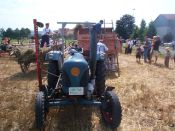 Helmut Hofmann und Wigbert Kalb beim Dreschen